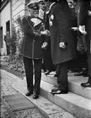 Ärkebiskop Erling Eidem hälsar på militär, Uppsala 1935