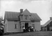 Familj smalad framför hus