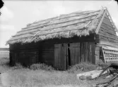 Stall och portlider - nu på friluftsmuseet Disagården - på ursprunglig plats, Norrby, Skuttunge socken, Uppland