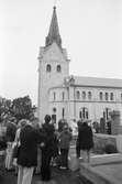 Kyrkogårdsvandring vid Lindome kyrka i Lindome, år 1984.

För mer information om bilden se under tilläggsinformation.