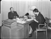 Kontorspersonal vid skrivbord