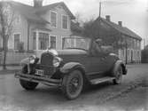 Två män i en Chrysler 1926-1927 Roadster utanför Kyrkogatan 17, Vetlanda