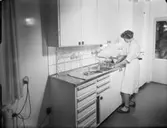 Diskning i två olika kök, gammalt och modernt för dansk utställning