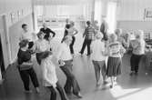 Mölndals-korpen anordnar aktiviteter för äldre i Mölndal, år 1984. Gammeldans. 