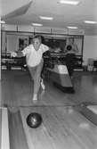 Mölndals-korpen anordnar aktiviteter för äldre i Mölndal, år 1984. Bowling. 