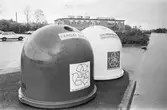 Återvinningsbehållare för glas i Lindome centrum, år 1984. 