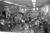 Lindome Suzukigrupp spelar på Lindome bibliotek, år 1984. 
