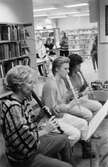 Musik, dockor och konstutställning på Kållereds bibliotek, år 1984. 