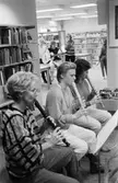 Musik, dockor och konstutställning på Kållereds bibliotek, år 1984. 