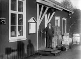 Den gamla Konsumbutiken på Stale. Den brann ned i början på 1940-talet, men hade redan ersatts med en nybyggd affär en bit därifrån. På platsen fanns senare Schewenius tryckeri.