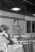 Hem- och skolas riksordförande Eva Sternberg besöker Ekenskolan i Kållered, år 1984. 