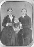 Porträtt av makarna Karl August Heüman med ett av sina barn