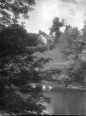 Bilden är tagen från Hasselbacken mot Dyrehaven, Husen på andra sidan Bäveån ligger på Jörgens gränd