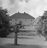 Huvudbyggnaden på Morlanda Säteri. I förgrunden amfora på pelare huggna i charnockit