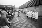 Kållereds luciakandidater presenteras i Kållereds centrum, år 1984. I bakgrunden till vänster ses konditoriet Kawerna (Hagabäcksleden 5) som delade byggnad med en bank som vette mot Gamla Riksvägen.