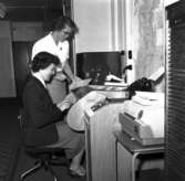 Varvet runt- en bildutställning
Ruth Weiber och Gun Åhlfeldt vid den första telefaxapparaten på Marinverkstädernas kontor 1957.
