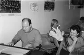 Nattbowling på Kållereds bowlinghall, år 1984. Claes Weterdahl spelar musik.

För mer information om bilden se under tilläggsinformation.