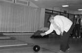 Tävling i bowling för handikappade på Kållereds bowlinghall, år 1984. 