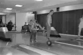 Tävling i bowling för handikappade på Kållereds bowlinghall, år 1984. 