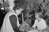 Julbasar i Kållereds Missionskyrka, år 1984. Till höger Gunvor Olsson, Kållered och till vänster Ingrid Hansson, Kållered.

För mer information om bilden se under tilläggsinformation.