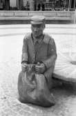 Skulpturen Albert på Mölndals Torg, år 1984. Mölndals torg invigdes första gången 1984 (återinvigdes 2019-05-09), innan dess hade inget torg funnits på just den platsen. Sedan invigningen har en staty som föreställer en mjölnare med sin mjölsäck funnits på platsen. Statyn är gjord av konstnären Lars Spaak och kallas för Albert.