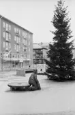 Skulpturen Albert på Mölndals Torg, år 1984. Mölndals torg invigdes första gången 1984 (återinvigdes 2019-05-09), innan dess hade inget torg funnits på just den platsen. Sedan invigningen har en staty som föreställer en mjölnare med sin mjölsäck funnits på platsen. Statyn är gjord av konstnären Lars Spaak och kallas för Albert.