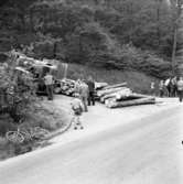 Långtradare med stockar som last välte på Ådalsvägen i Huskvarna den 14 juni 1956.
