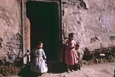 Tre barn vid ett hus. I Marocko