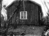 Köksgaveln på Bärbystugan, nu på friluftsmuseet Disagården, på ursprunglig plats i Bärby, Östervåla socken, Uppland