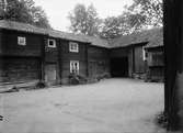 Matbod, portlider och helgdagsstuga, nu på friluftsmuseet Disagården, på ursprunglig plats i Gränby, Björklinge socken, Uppland