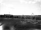 Modeller av friluftsmuseet Disagårdens byggnader utplacerade på plats i Gamla Uppsala år 1928