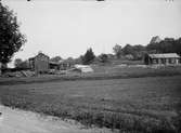 Nyvlastugan och Bärbystugan på friluftsmuseet Disagården, Gamla Uppsala under återuppförande år 1929