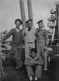 Fyra värnpliktiga sjömän ombord på okänt fartyg.