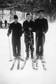 Tre män på skidor vintern 1947.