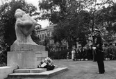 Kransnedläggning vid minnes-monumentet över Drottning Astrid av Belgien.