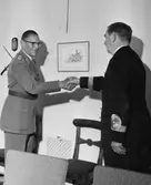 Två militärer skakar hand.