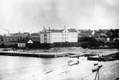 Skeppsbron i Karlskrona omkring 1880-90talet. Den vita byggnaden t.h. om den första båten är Blekinge kustbanors stationshus, byggnaderna längst till höger är handlare Thorsells magasin.