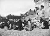 Kommers på Ristorgsbacken i Karlskrona i bakgrunden Rådhuset intill Poliskammaren och Köttbesiktningsbyrån omkring 1890