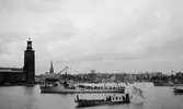 Kungaslup Vasaorden och Vedettbåtar framför Stockholms stadshus