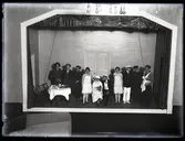 Teaterscen med aktörer