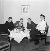 I svart uniform längst till vänster sitter Lennart Skärming och i vit uniform längst till höger sitter Sten Olsson.