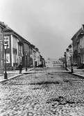 Ronnebygatan från öster 1867 i bakgrunden det Bergqvista huset vid Borgmästaregatan.