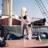 Man med ropare ombord på isbrytaren Sankt Erik.