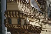 Vasamodellen i skala 1:10 utanför Vasamuseet. Akterspegel och styrbords låringsgallerier.
