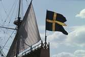 Vasamodellen i skala 1:10 utanför Vasamuseet. Mesanmast med latinsegel och tretungad svensk örlogsflagga.