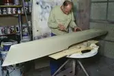 Göran Forss i arbete med skrovet till sin modell av jagaren HALLAND.