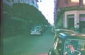 Bilar parkerade på en gata i Marocko 1951.