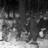Skogshuggare tar paus i arbetet den 20 januari 1956.