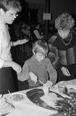 Lindome hembygdsgilles julgille på Hällesåkersgården i Lindome, år 1985.

För mer information om bilden se under tilläggsinformation.