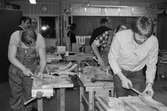 Tillverkning av lindomestolar i en av Ekenskolans slöjdsalar. Kållered, år 1985. 